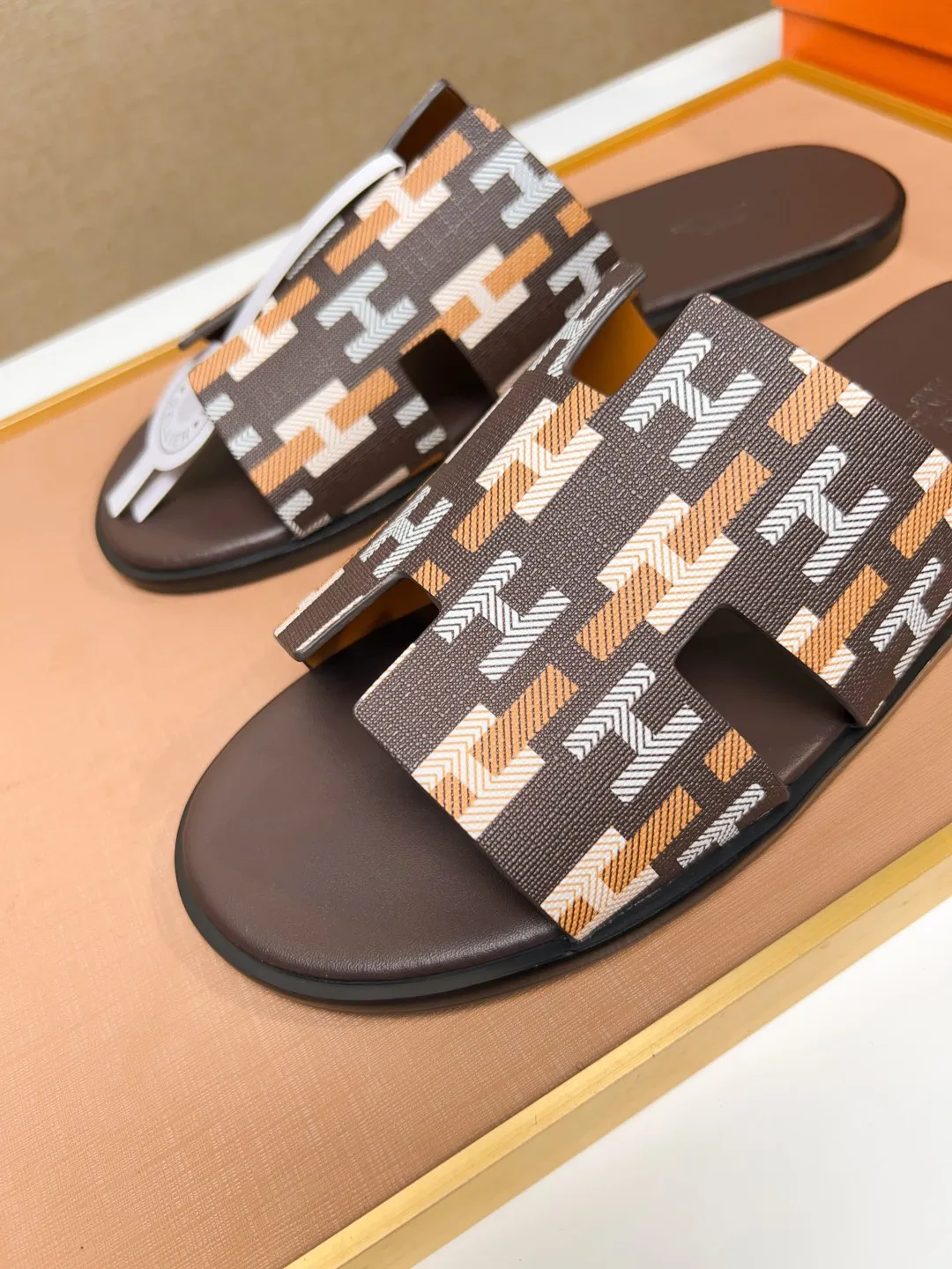 Men's clothing and shoes 💰280 💅💅💅 new arrival. Hermes Hermes official website latest counter synchronized new oran color leather H slippers, the original Paris version flew back to the original model and opened the mold to make it perfectly🍌The highest quality Sincerity, you can enter and leave the counter at will [Deyi] The upper is made of original customized  colored palm prints, crocodile print, ostrich print, colored cow leather, colored cow suede, 🤔 horse hair, 🥳 colored diamonds, 🥰 3D printing, and other genuine leather slippers, imported cow pattern foot pad lining, Italian  latest original genuine leather combination outsole Code number: 38-48 (customized at 46.47.48) Can be made into picture combination sole with genuine leather pattern and ordinary molded outsole